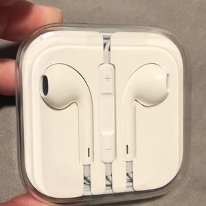 Apple ear buds 🎵